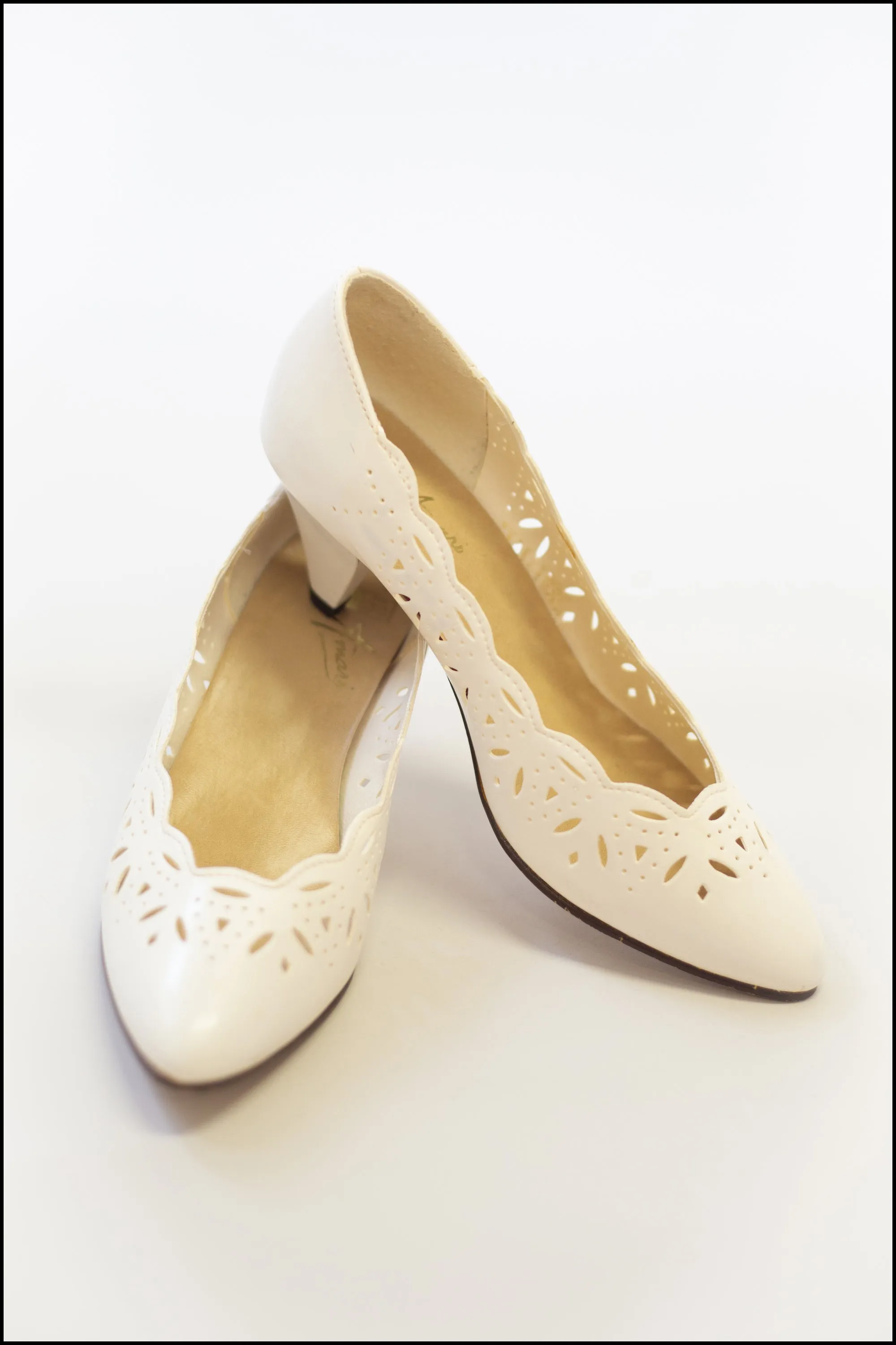 Vintage 1980s White Scallop Shoes Size 5